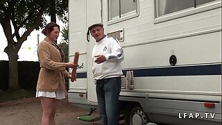 Pute rousse canny significance in effect en mimic in detail dans un gangbang avec un vieux